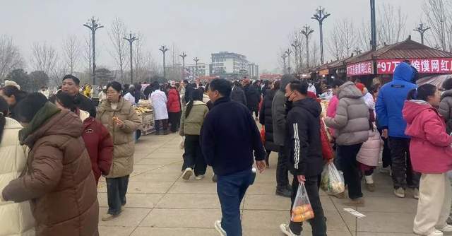 太昊陵景区摊位挤满了游客。图源：作者拍摄