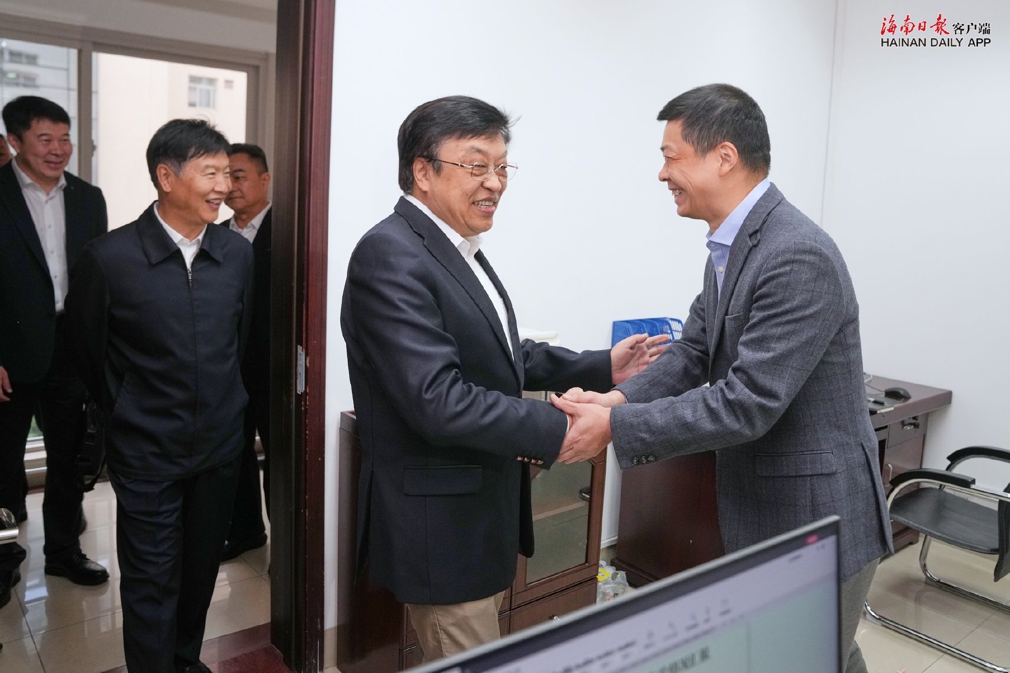 冯飞刘小明节后首个工作日走访慰问机关干部|冯飞_新浪财经_新浪网