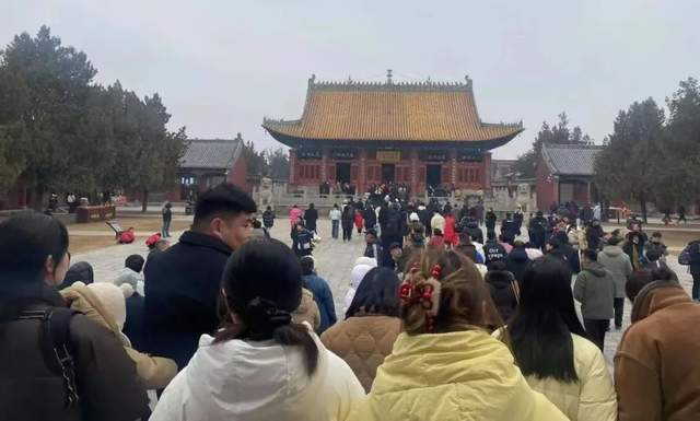 太昊陵拥挤的游客。图源：作者拍摄