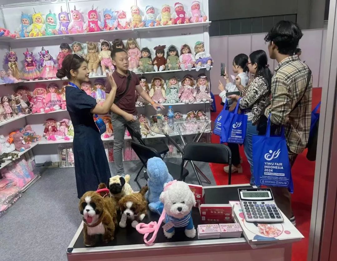 2024年5月，义乌企业出海印度尼西亚站，孙丽娟在向客户讲解产品。图/受访者提供