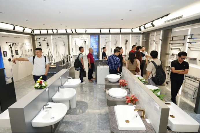 图：九牧越南旗舰店开业，吸引大量当地消费者 