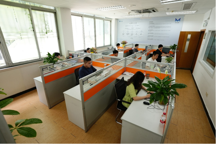 图1：项目组开展课题研发攻关 