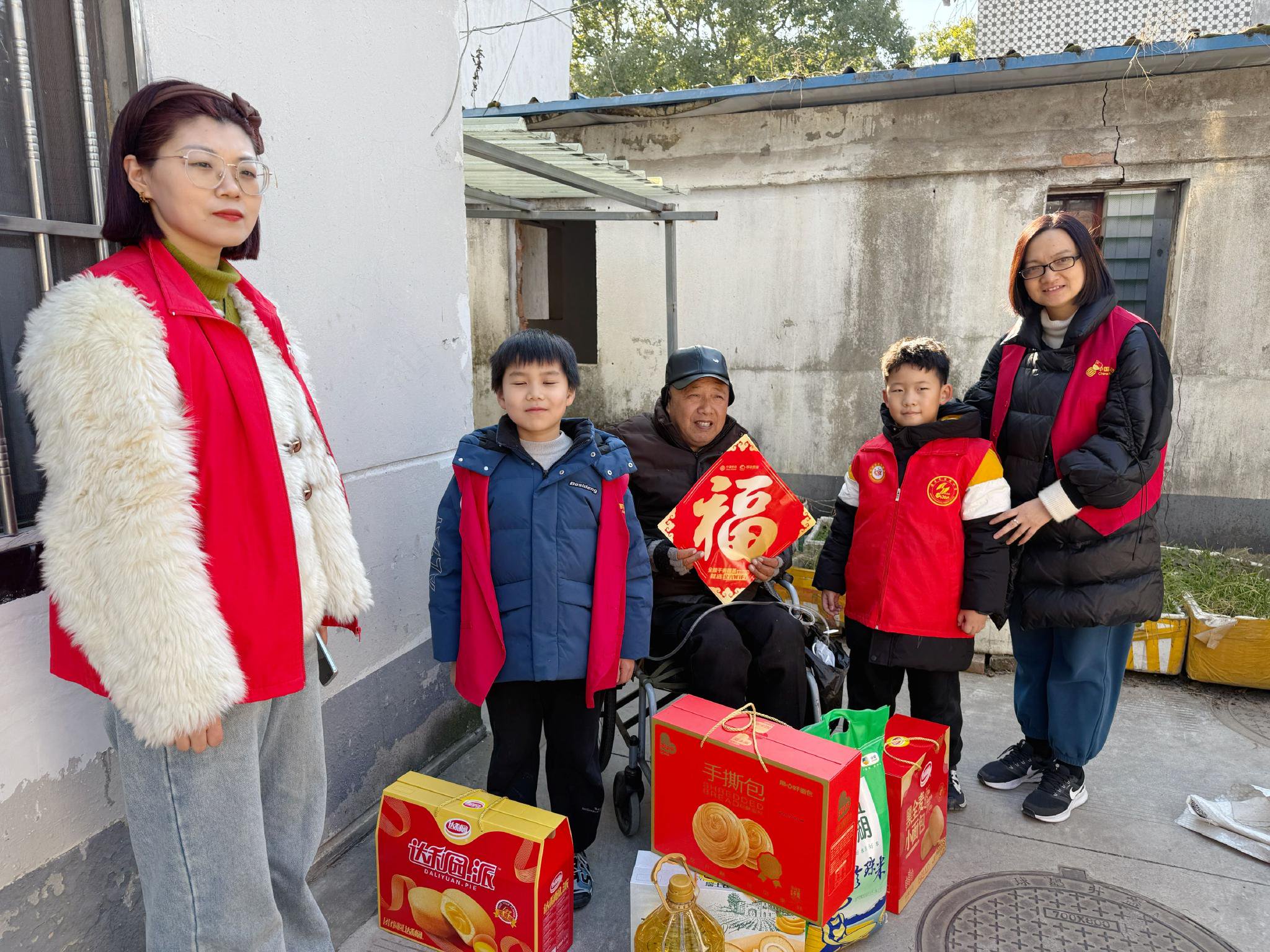 志愿者慰问退伍老兵