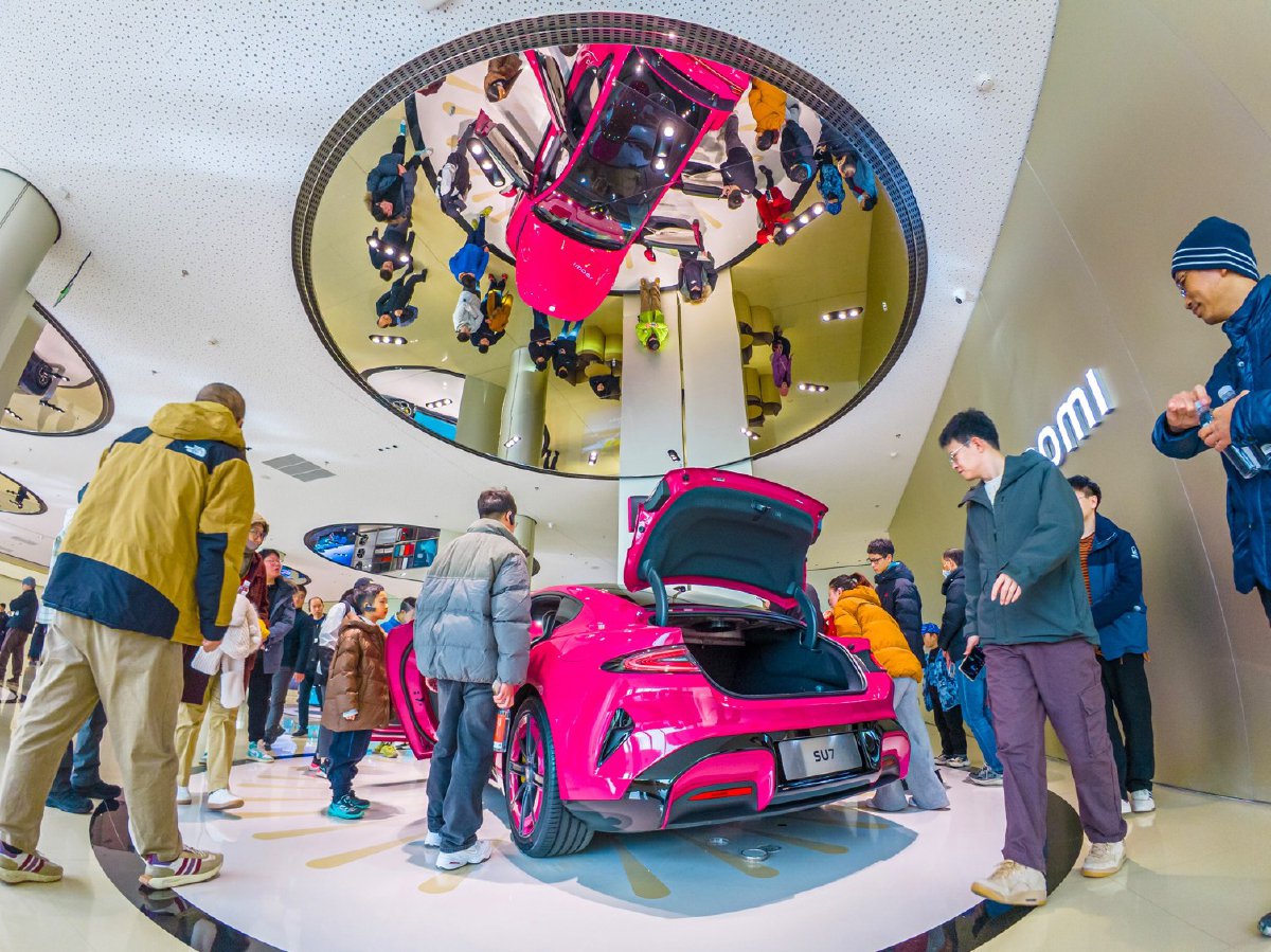春节假期,游客参观小米汽车体验中心和科技展厅.记者 潘之望/摄