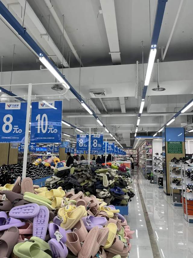 图注：北京一家万客来家门店内的商品陈列。Tech星球拍摄