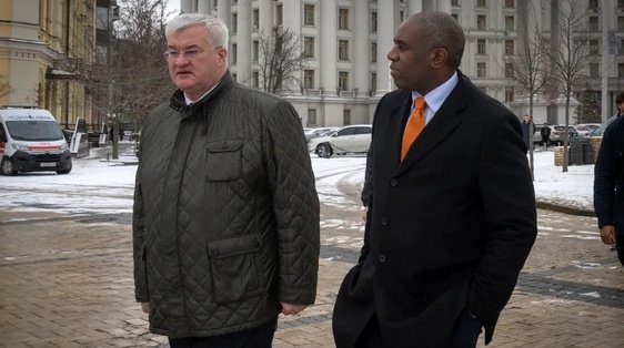 △乌克兰外交部长瑟比加（左）英国外交大臣拉米（右）