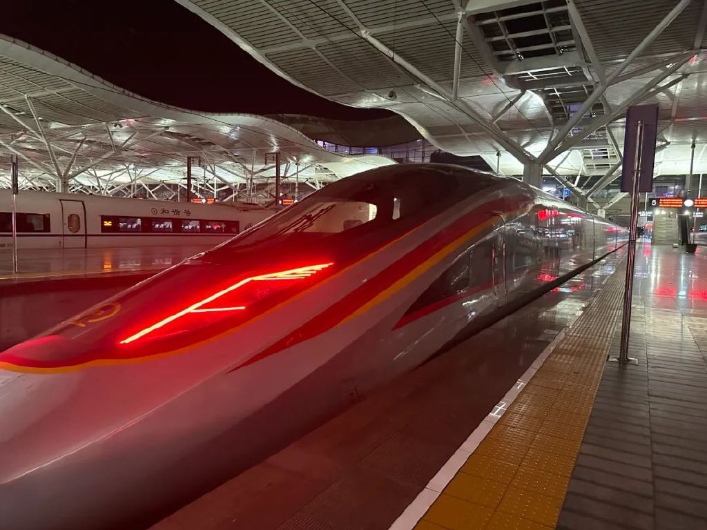 装上国产高铁轮轴产品的复兴号。受访者供图