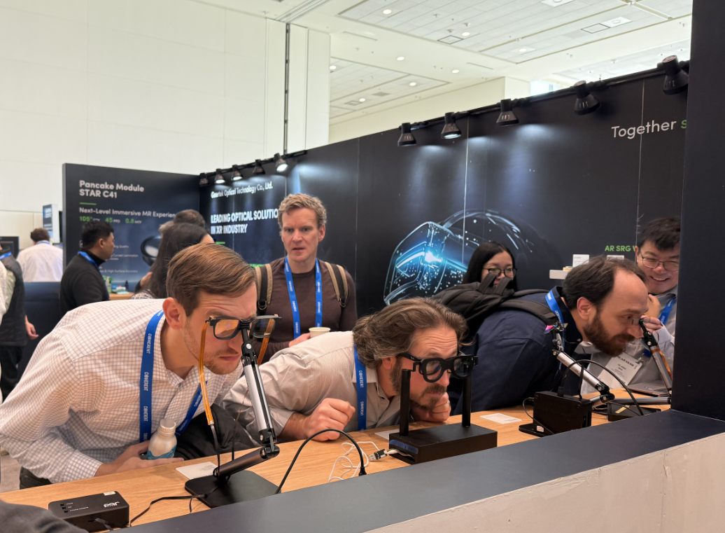 参观者现场体验刻蚀工艺光波导显示模组Star G-E1