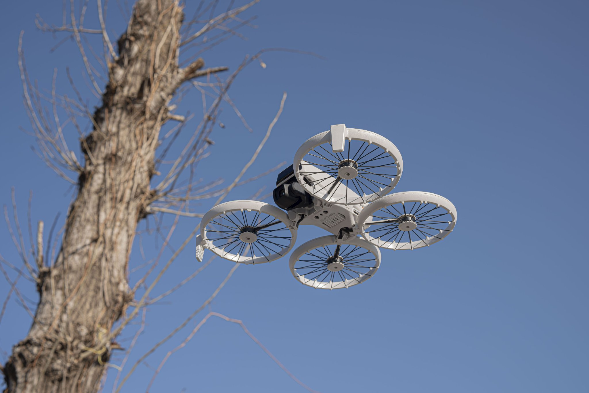 DJI Flip 有着更适合新手的全向避障能力｜图片来源：极客公园