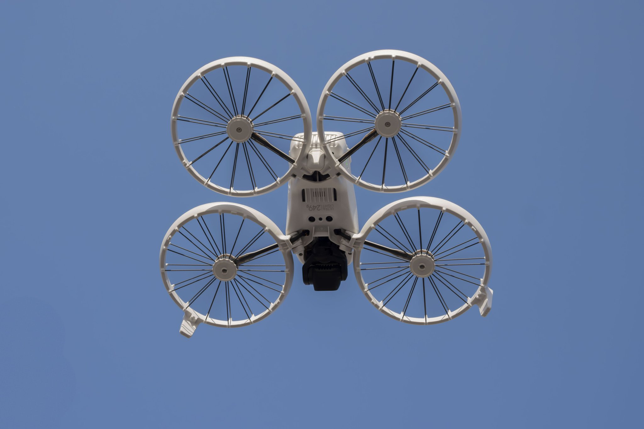 DJI Flip 仰拍图｜图片来源：极客公园