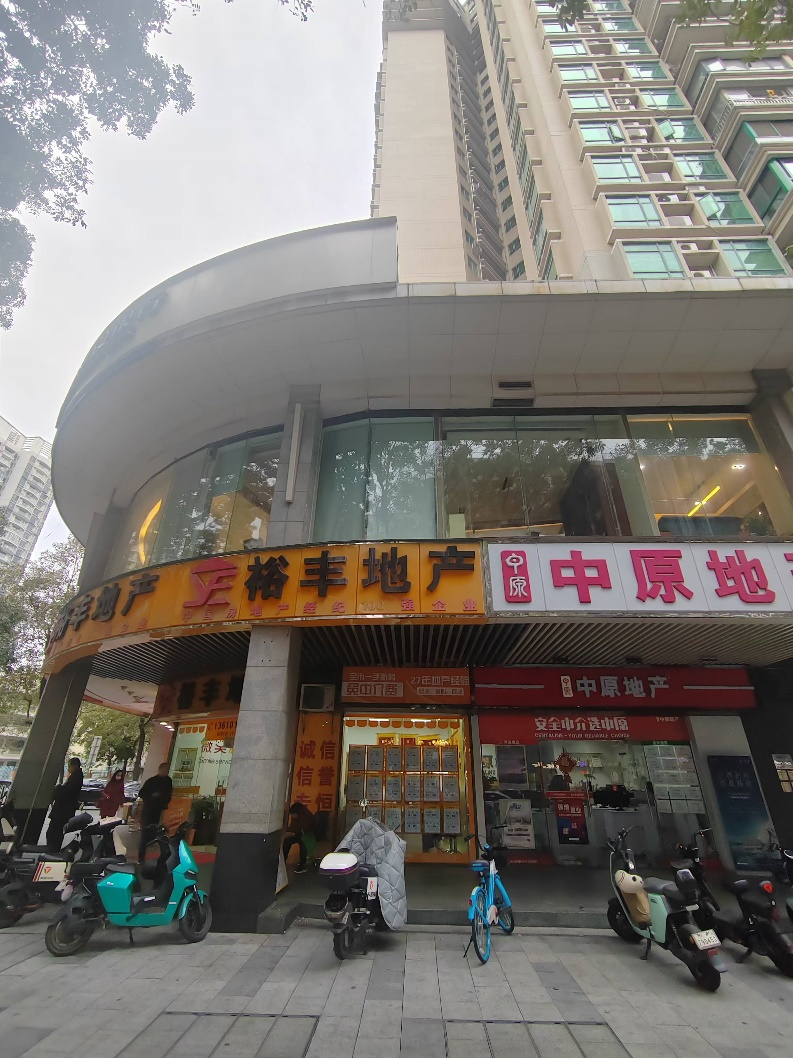 广州天河区珠江新城房地产中介门店 本报记者 武卫红 摄