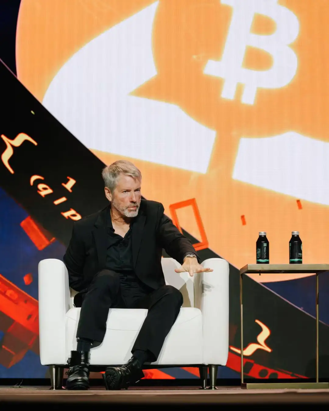 Saylor 一直是比特币的公众人物，上图为他在 2023 年的一次会议上发言