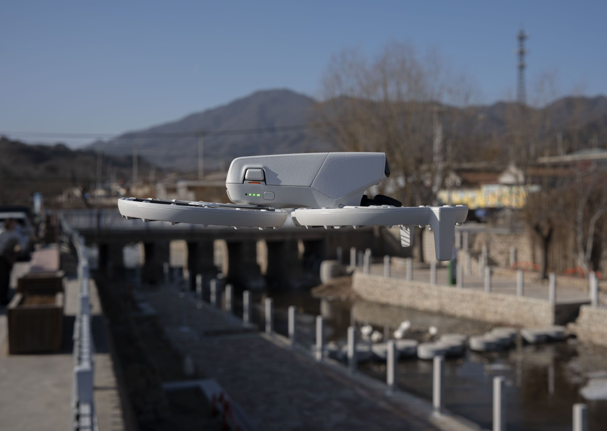 DJI Flip 飞行状态侧面图｜图片来源：极客公园