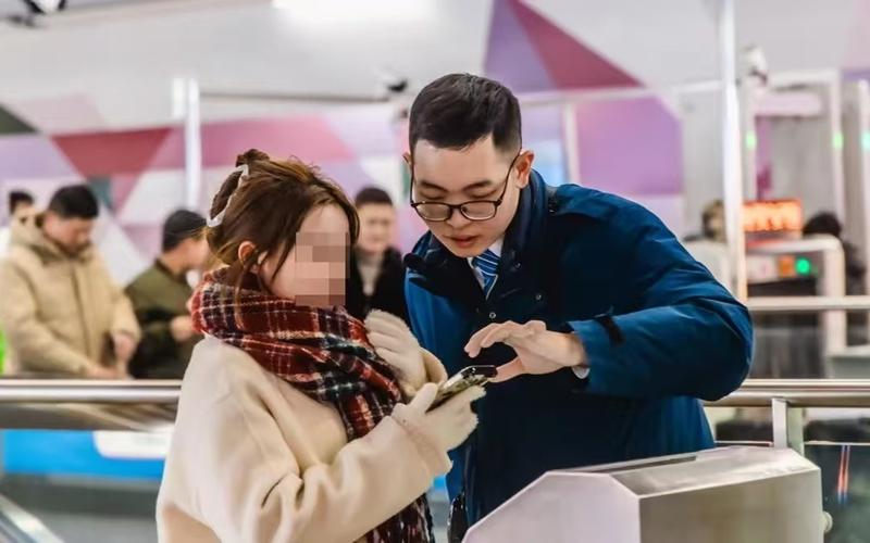 ▲车站员工为有需要的乘客提供帮助。图/青岛地铁微信公众号