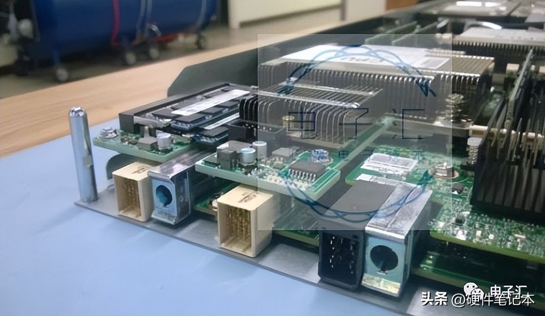 插入 FPGA 后的 Open Compute Server。来源：[1]