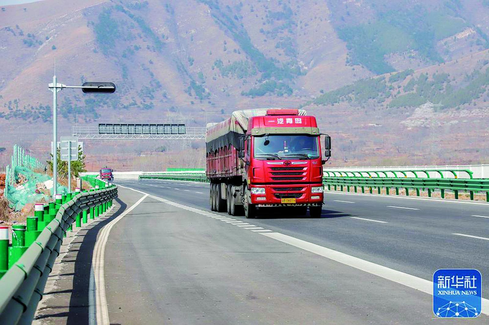 高速公路上的大货车 新华社发