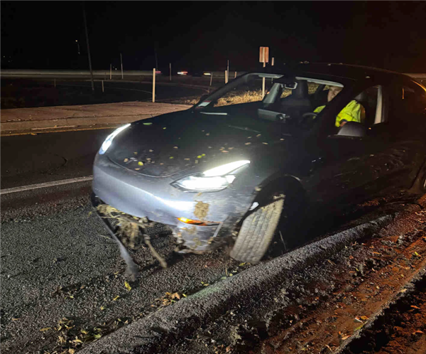 美国车友称特斯拉fsd撞车:弯道不减速 高速追尾皮卡