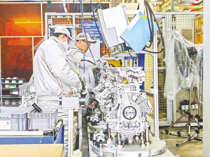 2月6日，智新科技发动机工厂，工人们正赶制订单。