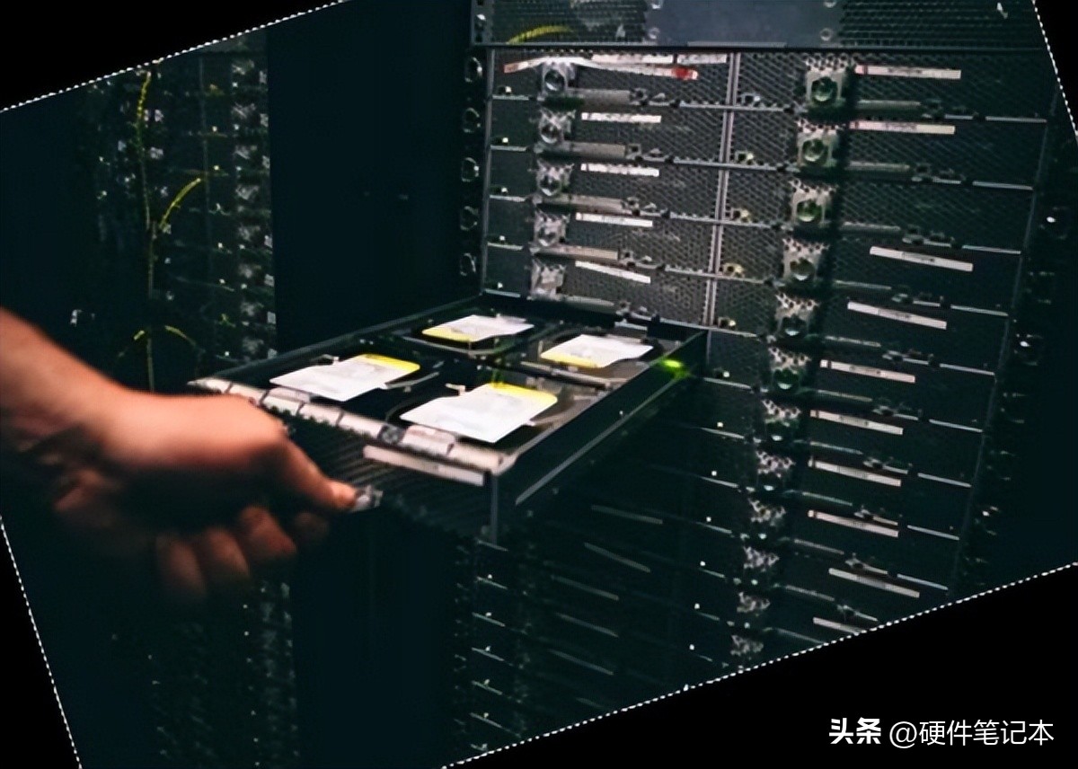 Open Compute Server 在机架中。来源：[1]