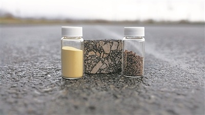用于自愈沥青的生物基孢子微胶囊（左）和废物基胶囊（右）。中间是沥青混合料样品。 图片来源：英国斯旺西大学