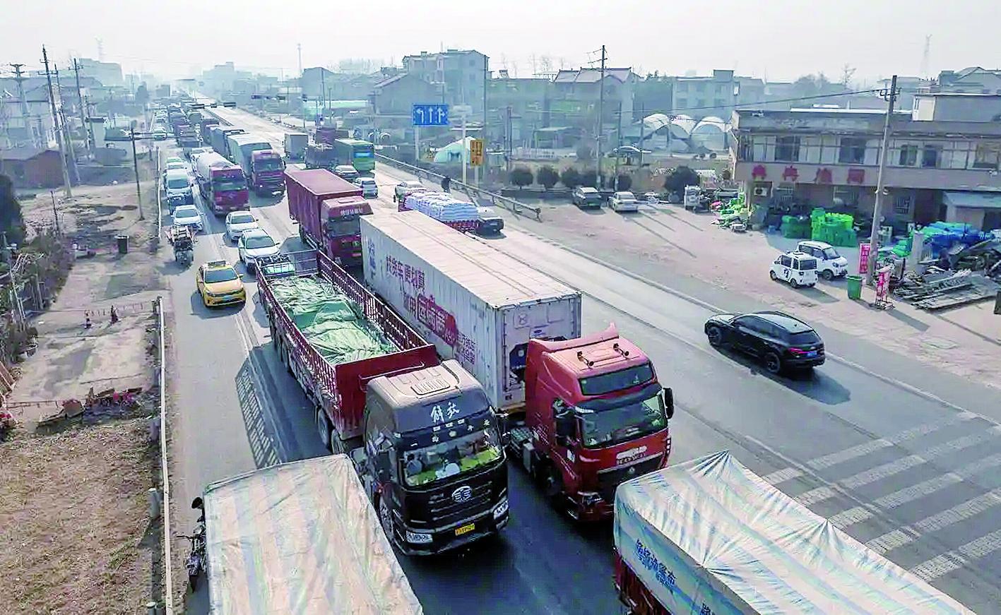 大货车行驶在国道上 新华社发