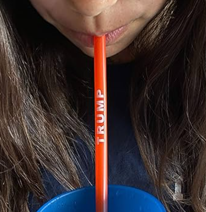 ▲支持者使用特朗普官方吸管