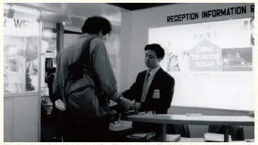 1995 年,中兴职工(史立荣)一手一足去日内瓦电信展参展