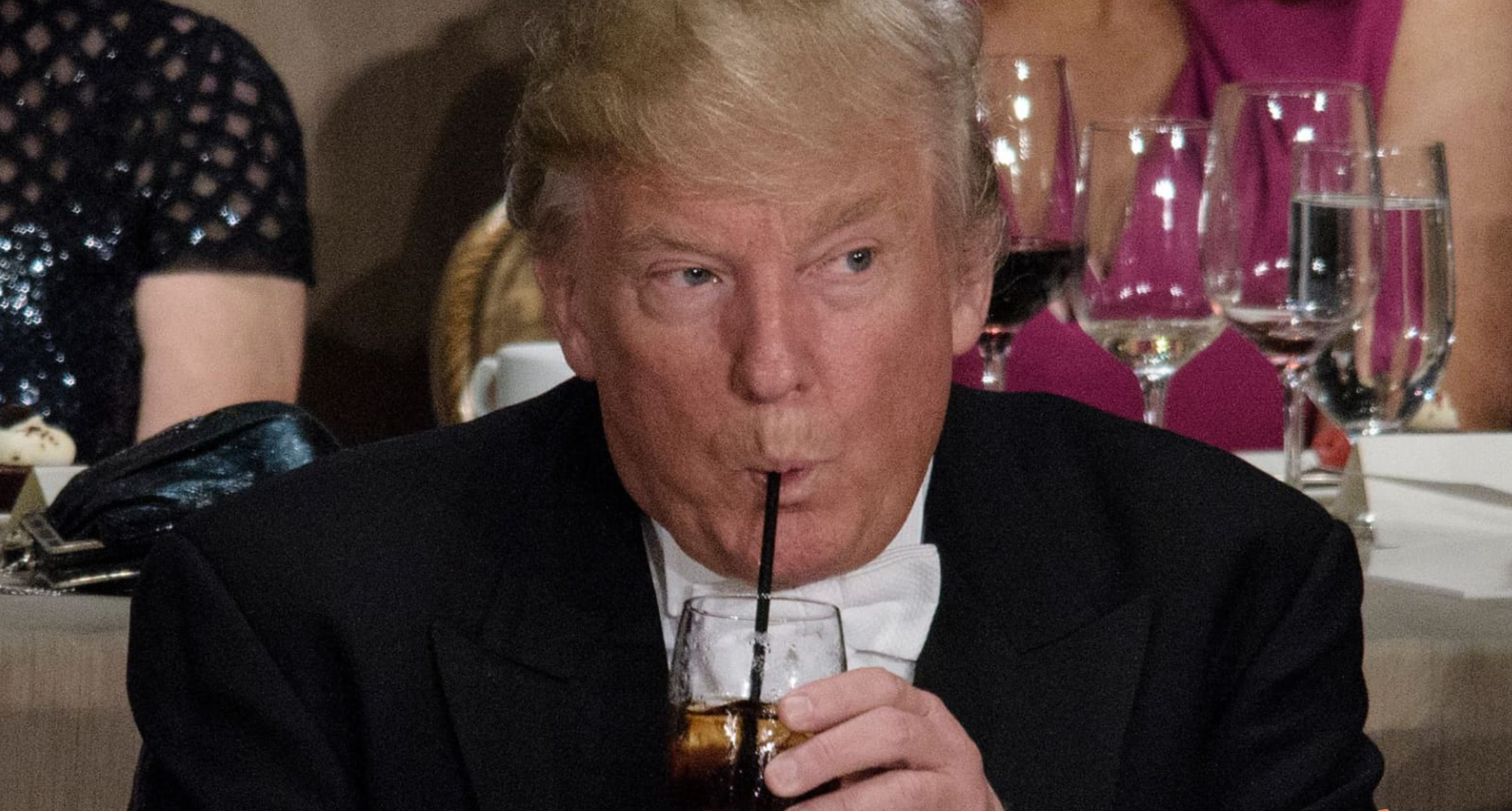 ▲特朗普用吸管喝可乐