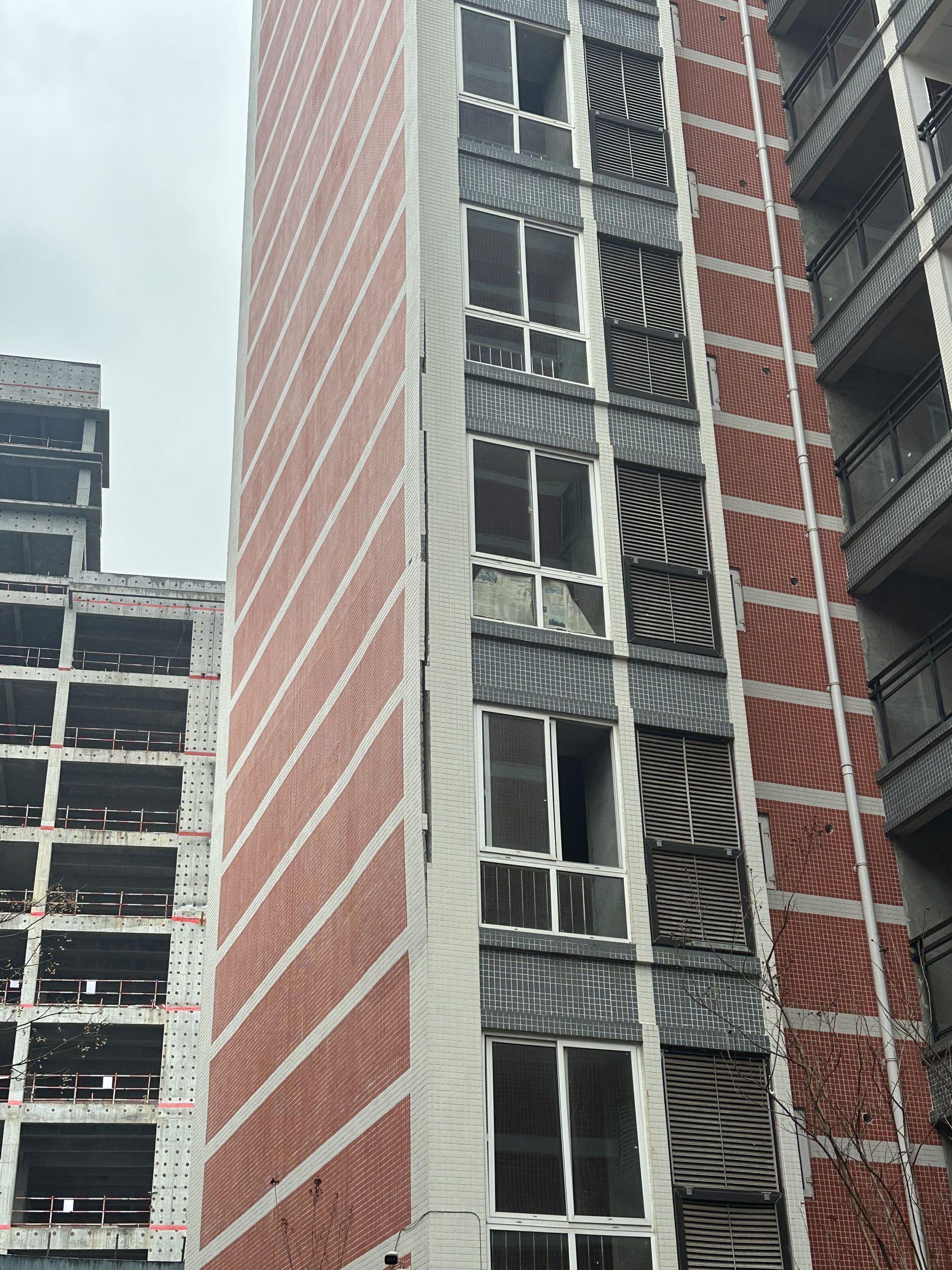 住宅楼外墙墙皮脱落将近3层楼高
