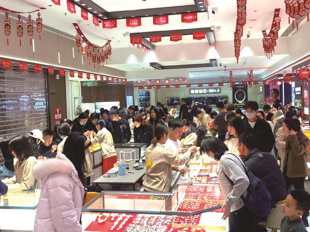金价狂飙，金店却现罕见一幕