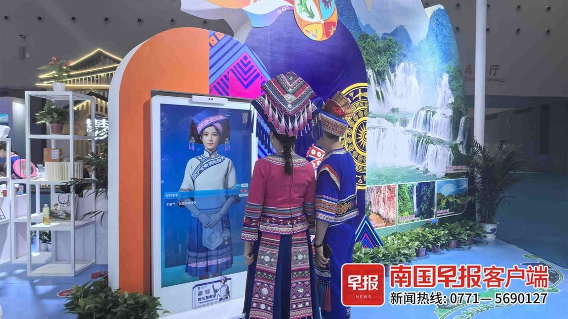游客和刘三姐数字人互动。（资料图）
