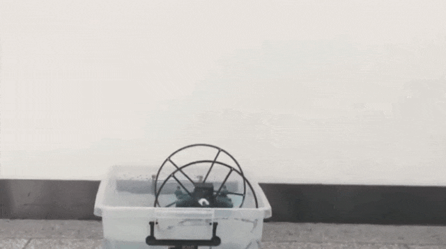 在空中靠着一对方向相反的共轴旋翼实现方向的调整进行力矩和力的控制达到稳定的飞行