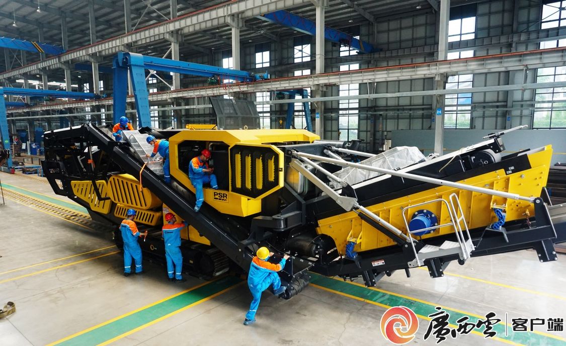 工人们在广西美斯达集团有限公司生产车间组装新型破碎机。尹庆南 摄（资料图）