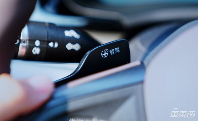 ▲比亚迪智驾版车型方向盘后的智驾拨片