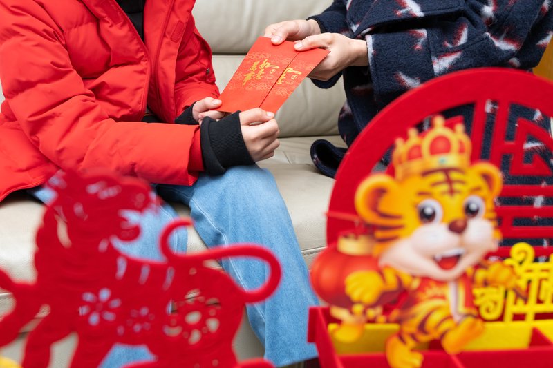 ▲每年春节后，有关压岁钱的话题都会引发一些讨论。图/IC photo