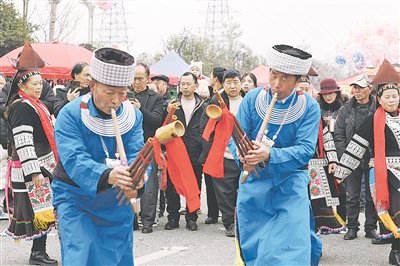 身着节日盛装的苗族同胞表演芦笙舞。 贵阳日报融媒体记者 石照昌 摄