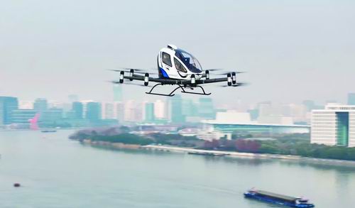 EH216-S在上海市中心飞行。亿航供图