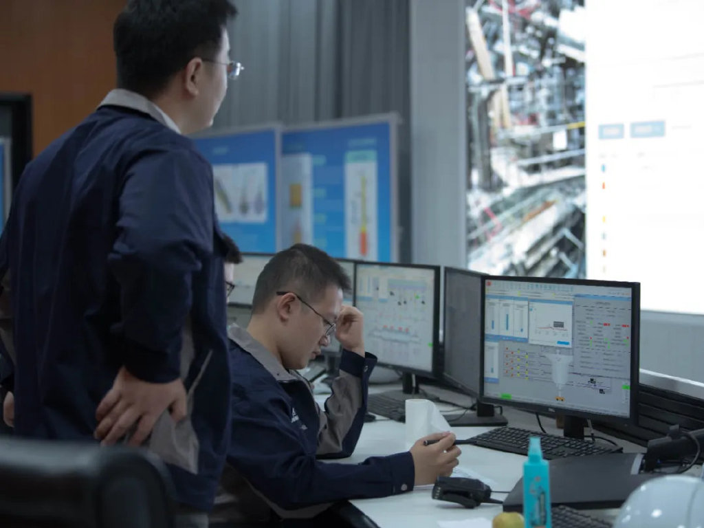 运行人员在中控进行试验操作和记录