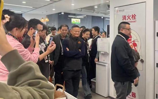 港股阿里巴巴股价涨近1% 马云现身杭州园区