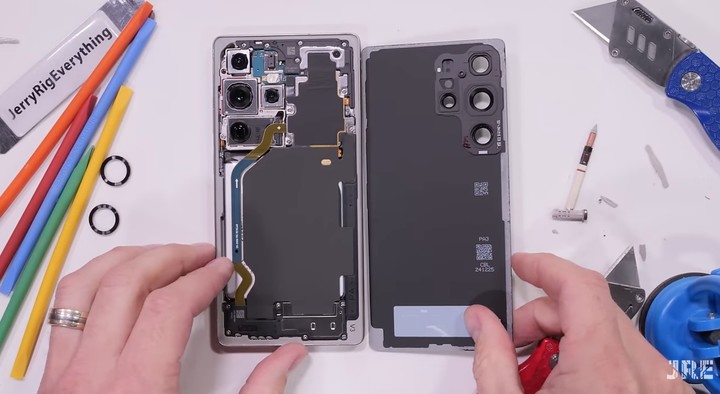 ▲ 图片来自：JerryRigEverything