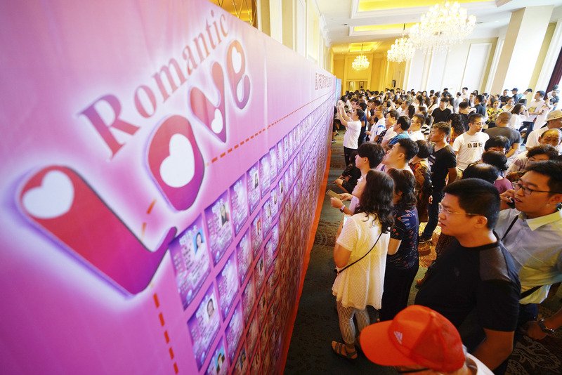 ▲资料图：真实的情感生活仍需彼此用心相待，而不能依赖AI。 图/新华社