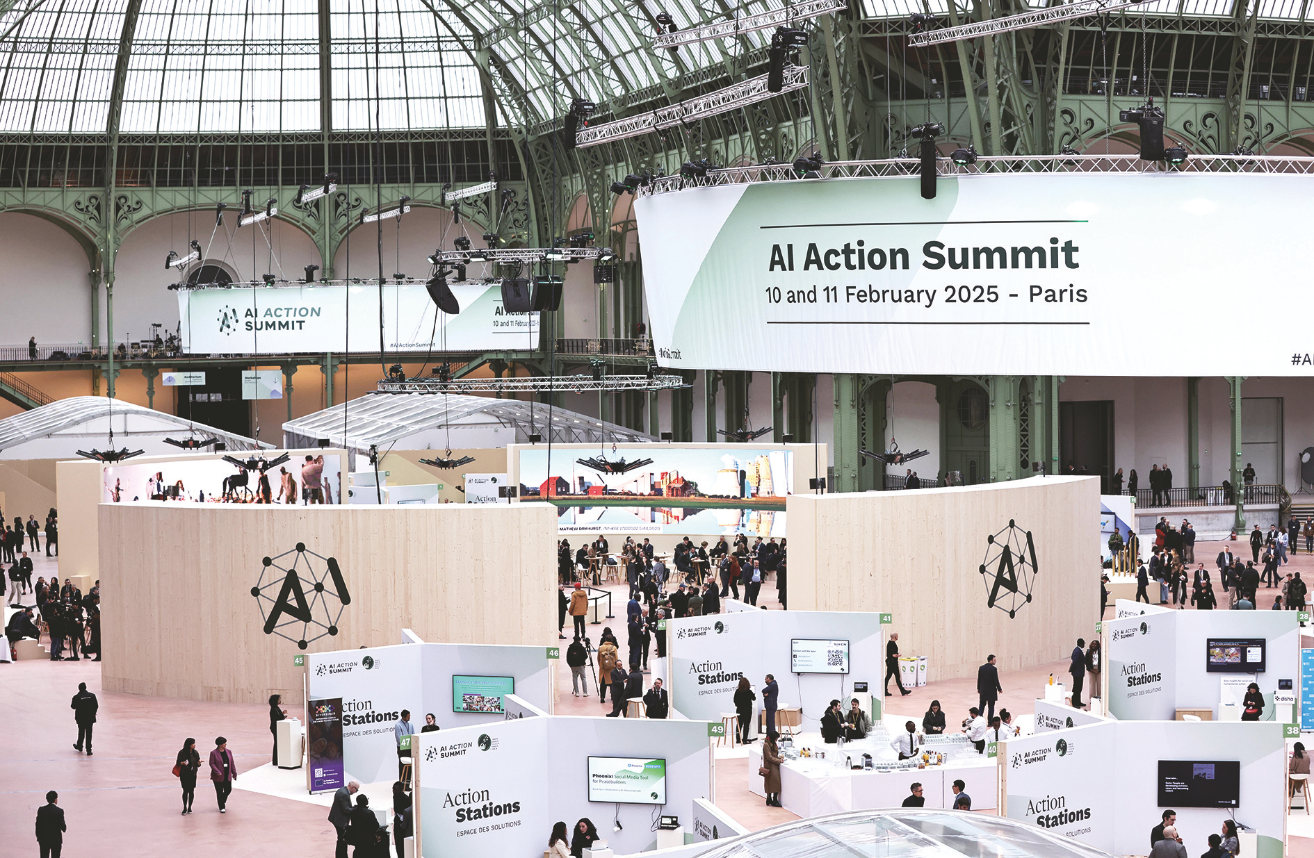     2月10日在法国巴黎大皇宫拍摄的人工智能行动峰会现场。    新华社发