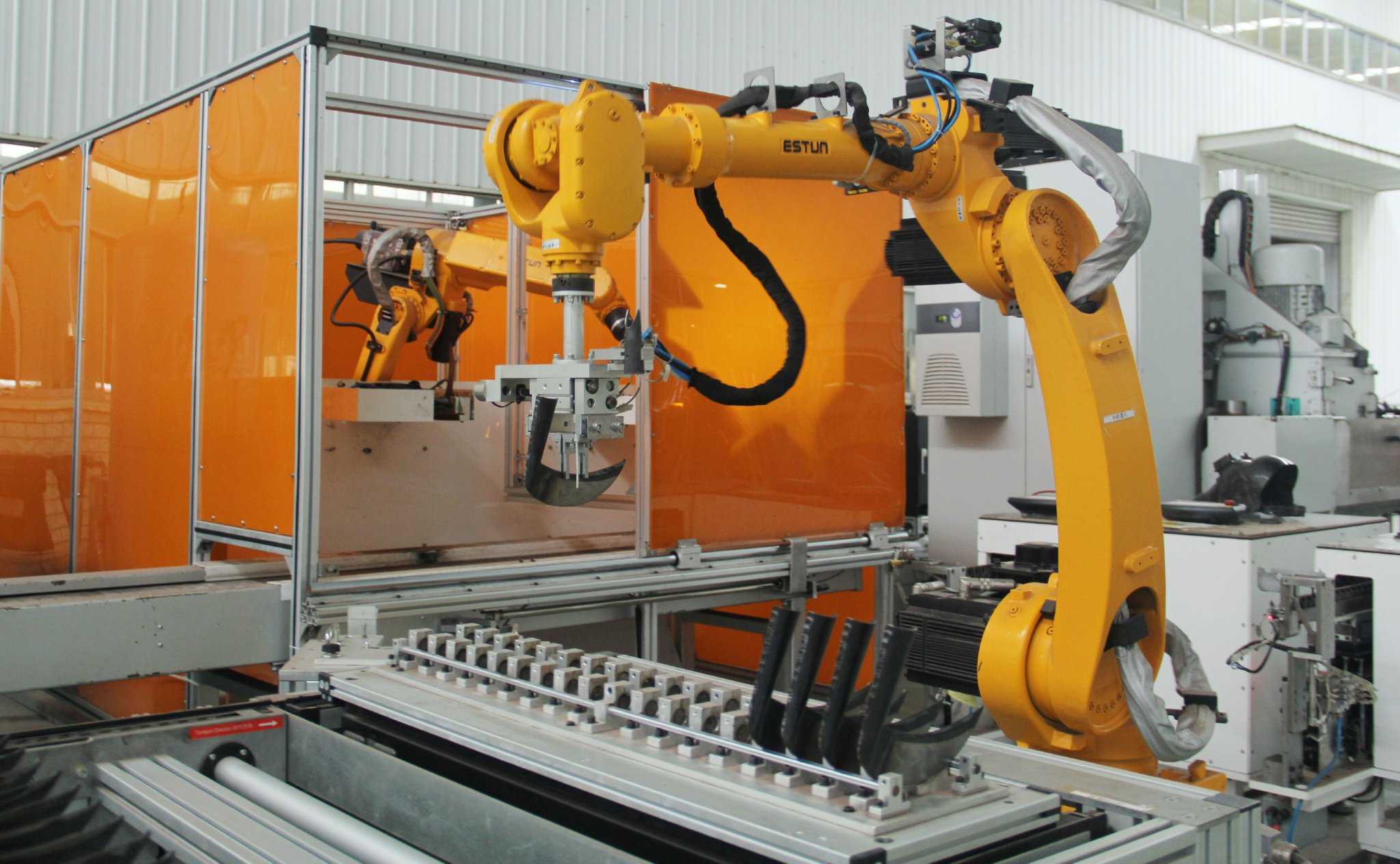 现代化设备生产龙水刀具.新华社发