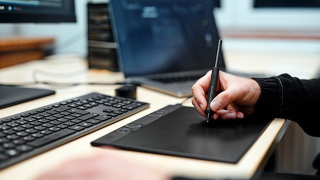 第八代 Intuos Pro 影拓®专业数位板适配多设备使用