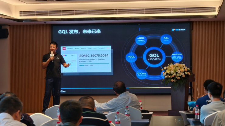 叶小萌在产品发布会上演讲