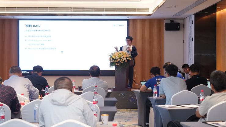 古思为和客户讲解产品