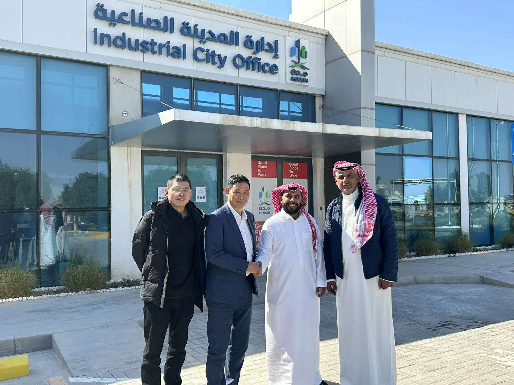 图：徐镜钱（左二）春节期间在沙特当地考察市场