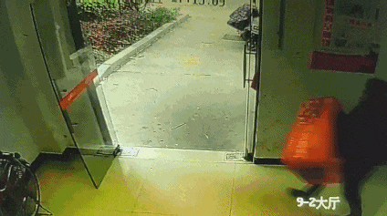 （图为该小区物业监控画面）