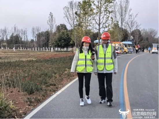 工作人员在沿线监测网络情况