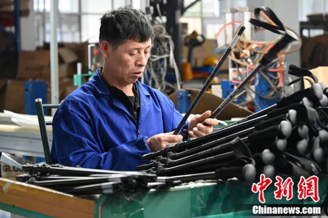 滑雪杖堆满了操作台。宁海县委宣传部供图